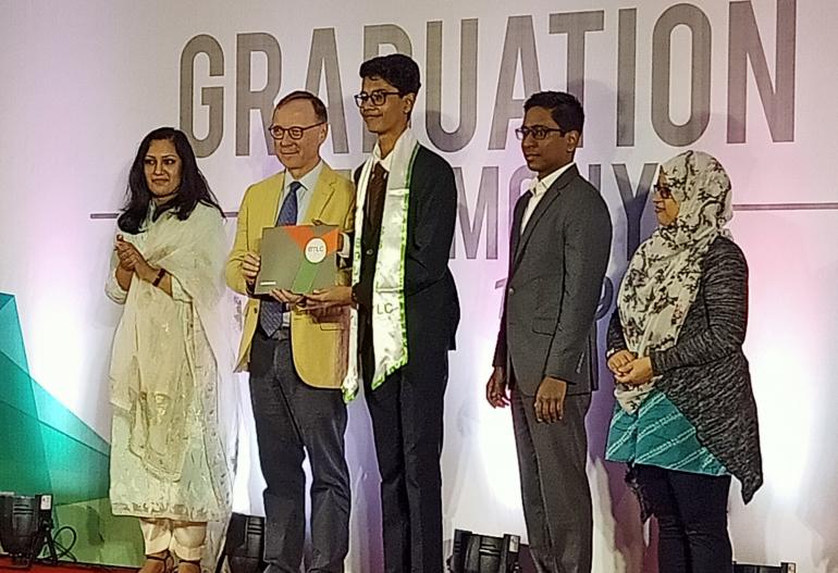 ডাচ রাষ্ট্রদূত হ্যারি ভারউইজ ও বিওয়াইএলসির প্রতিষ্ঠাতা ও প্রেসিডেন্ট এজাজ আহমদ গ্রাজুয়েটদের হাতে সার্টিফিকেট তুলে দিচ্ছেন