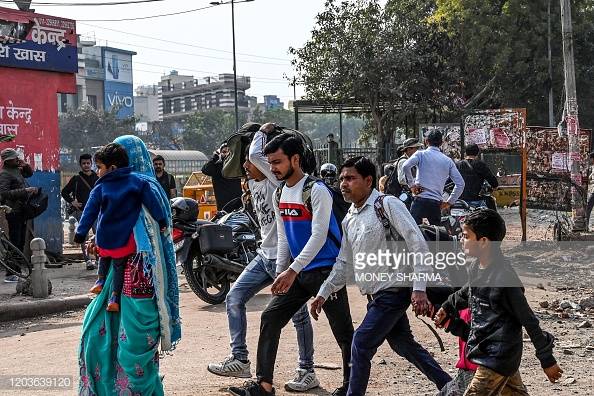 মুসলমান বাসিন্দারা ঘরবাড়ি ছেড়ে বেরিয়ে পড়েছেন নিরাপদ আশ্রয়ের সন্ধানে, শিব বিহার, উত্তর-পূর্ব দিল্লি, ২৭ ফেব্রুয়ারি