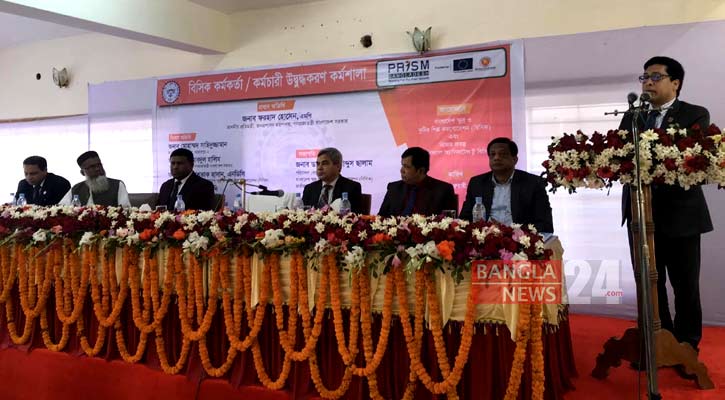 মেহেরপুর: কাঙ্ক্ষিত সময়ে উন্নয়নের লক্ষ্যমাত্রা অর্জনে তরুণ প্রজন্মকে প্রশিক্ষণ দিয়ে উদ্যোক্তা হিসেবে গড়ে তোলার আহ্বান জানিয়েছেন জনপ্রশাসন প্রতিমন্ত্রী ফরহাদ হোসেন।
