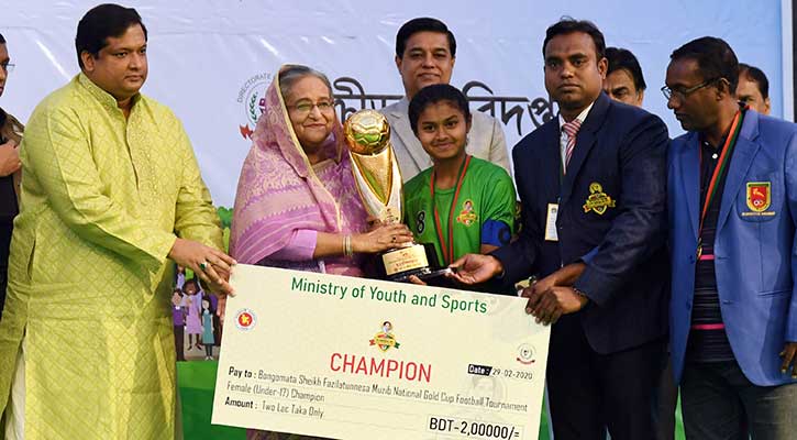 অনুষ্ঠানে বিজয়ী দলকে পুরস্কার বিতরণ করেন প্রধানমন্ত্রী শেখ হাসিনা। ছবি: পিআইডি