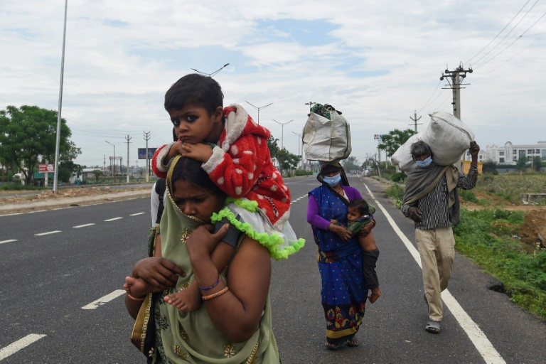 পায়ে হেঁটেই বাড়ির পথে পরিযায়ী শ্রমিকরা।