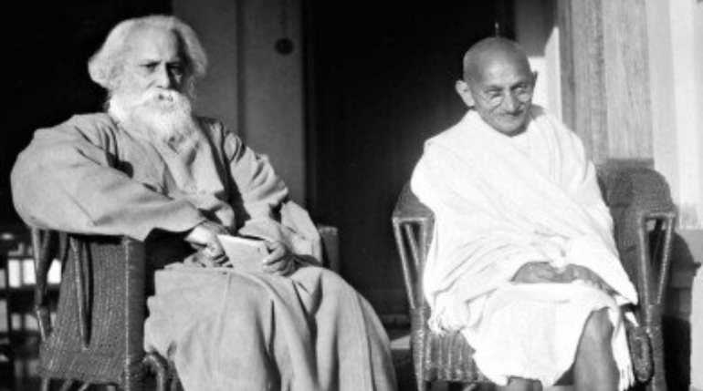লক্ষ্যের অনেক সাদৃশ্য সত্ত্বেও দুই সুহৃদ সে দিন দুই পথে কাজ করছিলেন— রবীন্দ্রনাথ ঠাকুর ও মোহনদাস কর্মচন্দ গাঁধী।