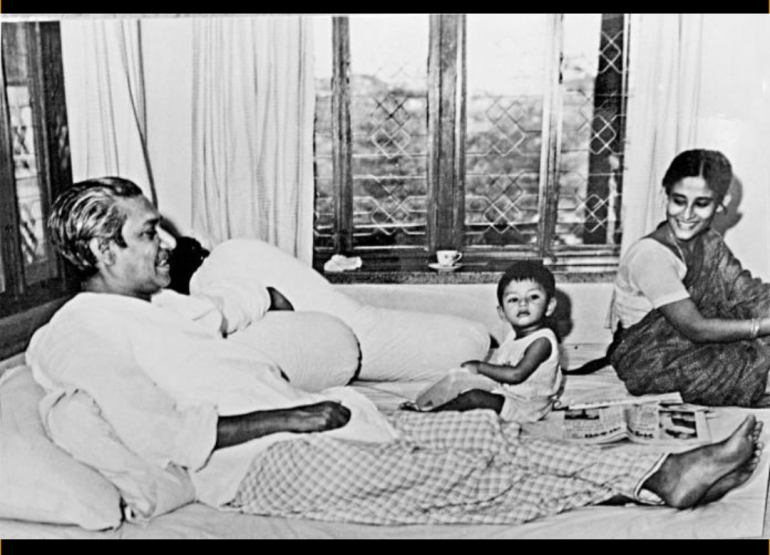 বড় মেয়ে শেখ হাসিনার সঙ্গে শেখ মুজিবুর রহমান