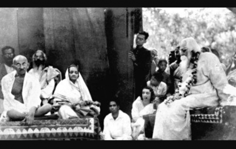 মহাজীবন: শান্তিনিকেতনের আশ্রমে মোহনদাস কর্মচন্দ গাঁধী ও কস্তুরবা গাঁধীর সঙ্গে রবীন্দ্রনাথ ঠাকুর