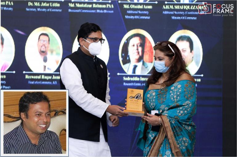 তথ্য ও যোগাযোগ প্রযুক্তি প্রতিমন্ত্রী জুনায়েদ আহমেদ পলক এর হাত থেকে জাহাঙ্গীর আলম শোভনের ‘‘ই-কমার্স মুভার্স এ্যাওয়ার্ড – বা ইকমা পুরষ্কার গ্রহণ করেন ই-ক্যাবের প্রেসিডেন্ট শমী কায়সার