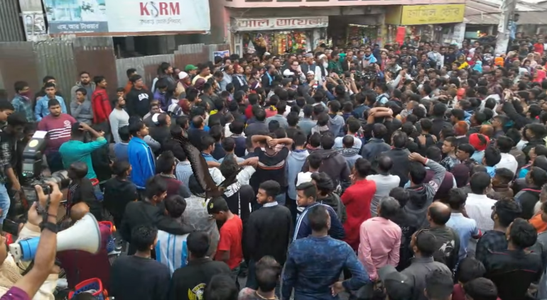 আলমডাঙ্গার রাজপথে আজ জনতার ঢল নেমেছে একটাই দাবী নিয়ে,পরিবর্তন চায়।