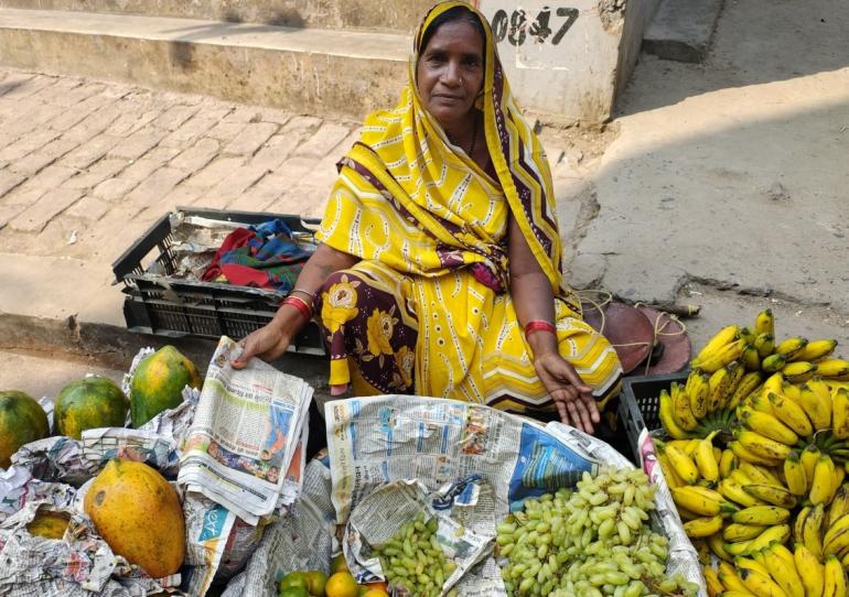বিহার, ভারতের এক অংশগ্রহণকারী পাতিয়া দেবী শহরে ফল বিক্রি করেন।