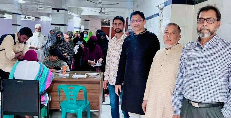 মিরপুরে Lions–এর ফ্রি Eye Camp-এর কনভেনার এজেএম সাজেদুর রহমান  এবং লায়ন্স ফরিদুল হক