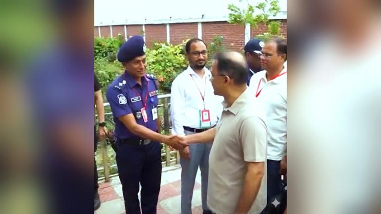 তারেক রহমান ও যশোর জেলার পুলিশ সুপার (SP) সৈয়দ রফিকুল ইসলামের হ্যান্ডশেকের একটি মুহূর্ত।
