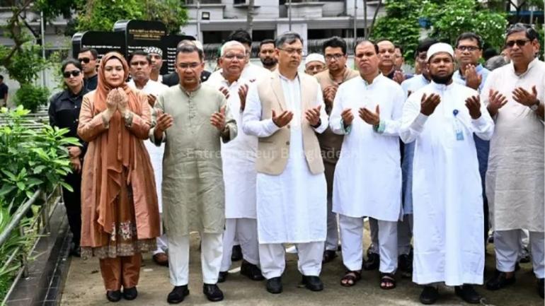 বিডিআর বিদ্রোহে নিহত সেনা কর্মকর্তাদের কবর জিয়ারত প্রধানমন্ত্রীর