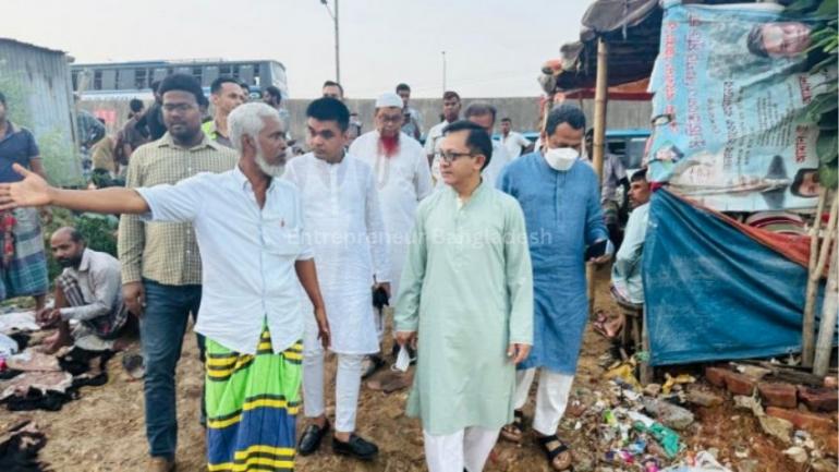আমিন বাজারে চামড়া বিক্রয় কেন্দ্র পরিদর্শনে বাণিজ্যমন্ত্রী: সিন্ডিকেট রুখতে কড়া হুঁশিয়ারি