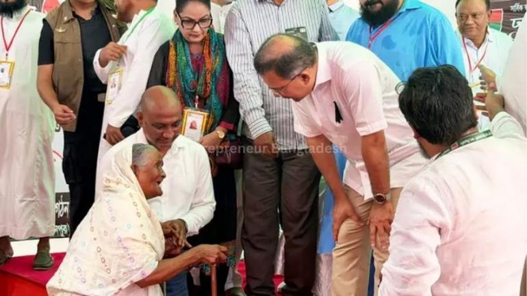 প্রধানমন্ত্রীকে কাছে পেয়ে নূরজাহান বেগমের ‘স্বপ্ন পূরণ’