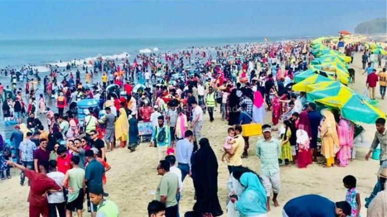 ঈদের ছুটিতে পর্যটকের ঢলে মুখর কক্সবাজার সমুদ্রসৈকত