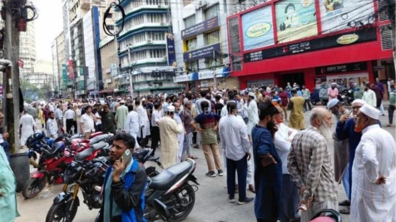 ইসলামী ব্যাংকের চেয়ারম্যানের পদত্যাগ দাবি: গ্রাহকদের বিক্ষোভ; পুলিশের লাঠিচার্জ, সাউন্ড গ্রেনেড নিক্ষেপ