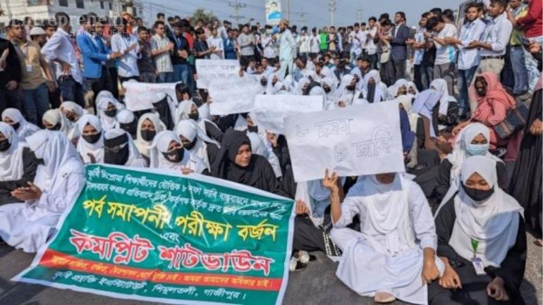 শিক্ষার্থীদের ৮ দফা দাবিতে আন্দোলন, অচল ঢাকা-ময়মনসিংহ মহাসড়ক