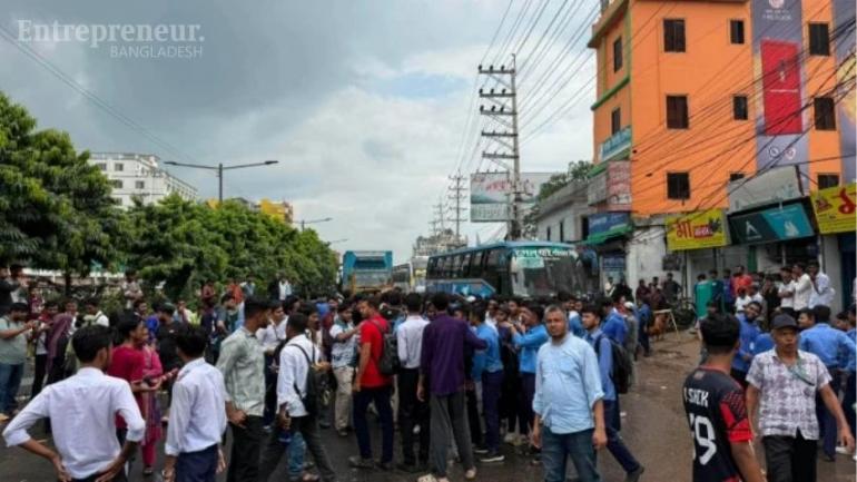 শিক্ষামন্ত্রীর পদত্যাগের দাবিতে সাভার ও উত্তরায় এইচএসসি পরীক্ষার্থীদের সড়ক অবরোধ